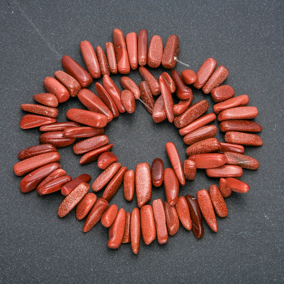 Nici z naturalnego kamienia awenturytu „Złoty piasek” drobiny w kształcie igieł, średnica 20×6 mm, długość 40 cm +