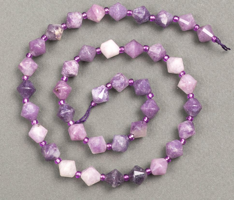 Koraliki na nitce z naturalnego kamienia lipidolit, fasetowany romb, średnica 8,5×8,5 mm, długość 39 cm ± (wstawka z koralików 3×3 mm)