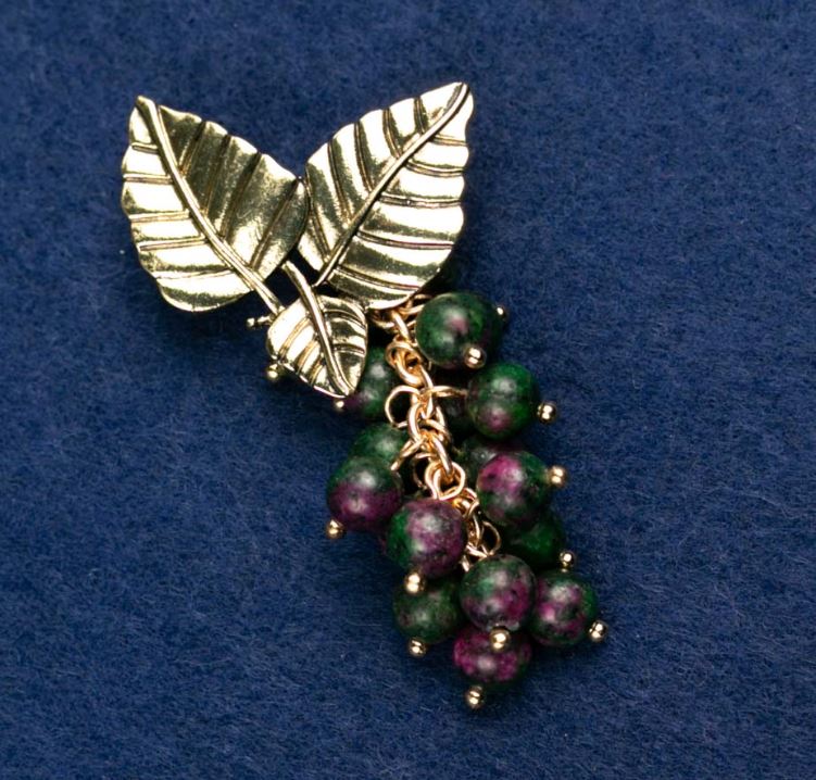 Broszka z naturalnym kamieniem zoizytu «Gałązka z jagodami», złoty kolor metalu 60×35 mm