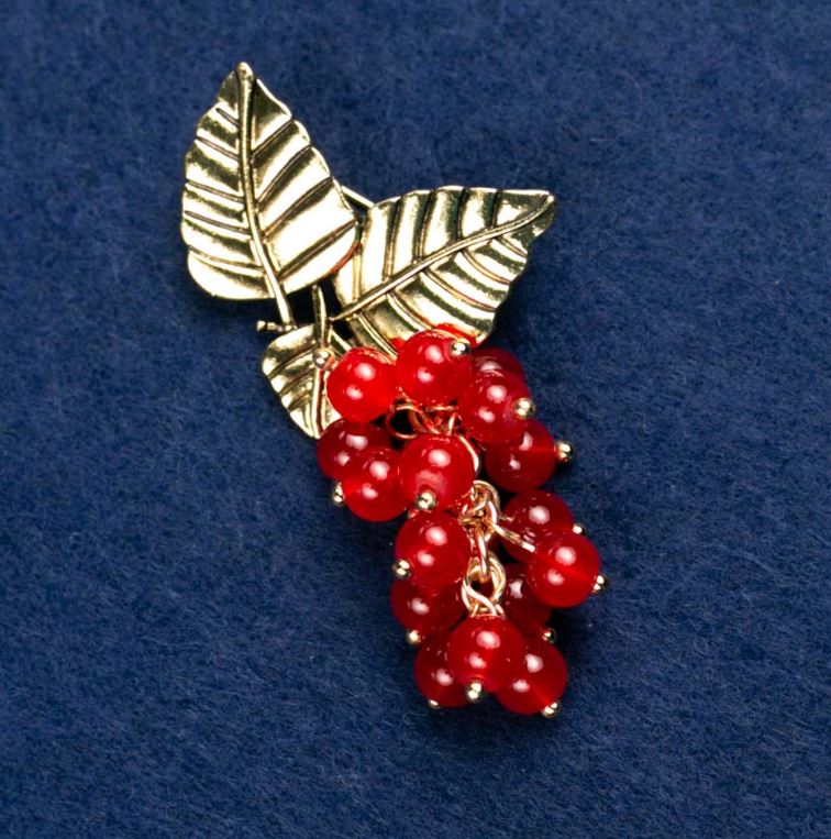 Broszka z naturalnym karneolem „Gałązka z jagodami”, złoty kolor metalu 60×35 mm