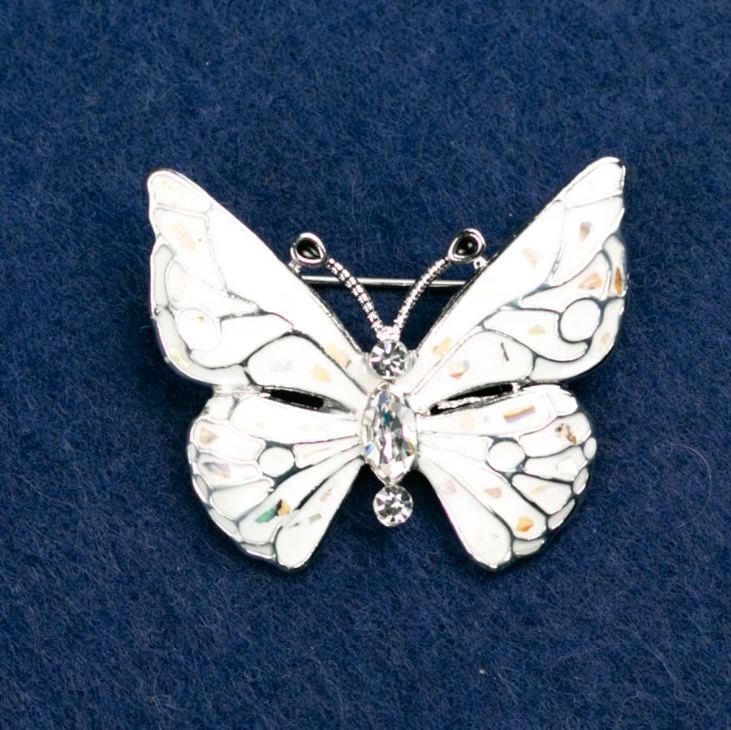 Broszka „Motyl” z białymi kryształami, emalią w kolorze białym i haliozytem, srebrzysty odcień metalu 38×31 mm