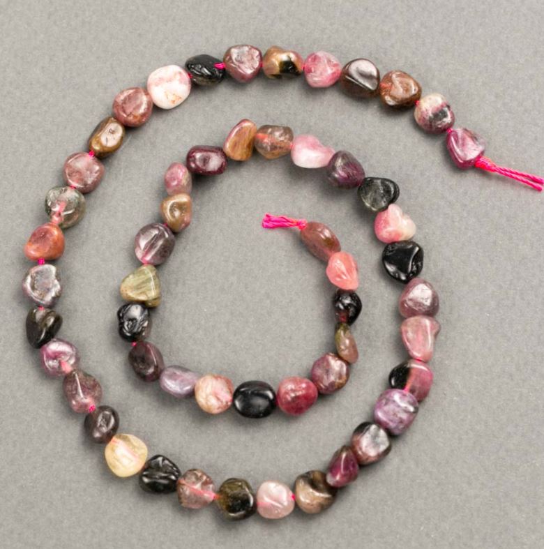 Koraliki z turmalinu na nici, galwanizowane, średnica 7–8×7–9 mm, długość 40 cm+