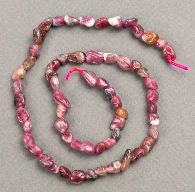 Koraliki z turmalinu na nici, teksturowane, średnica około 5–7×5–9 mm, długość 39 cm+