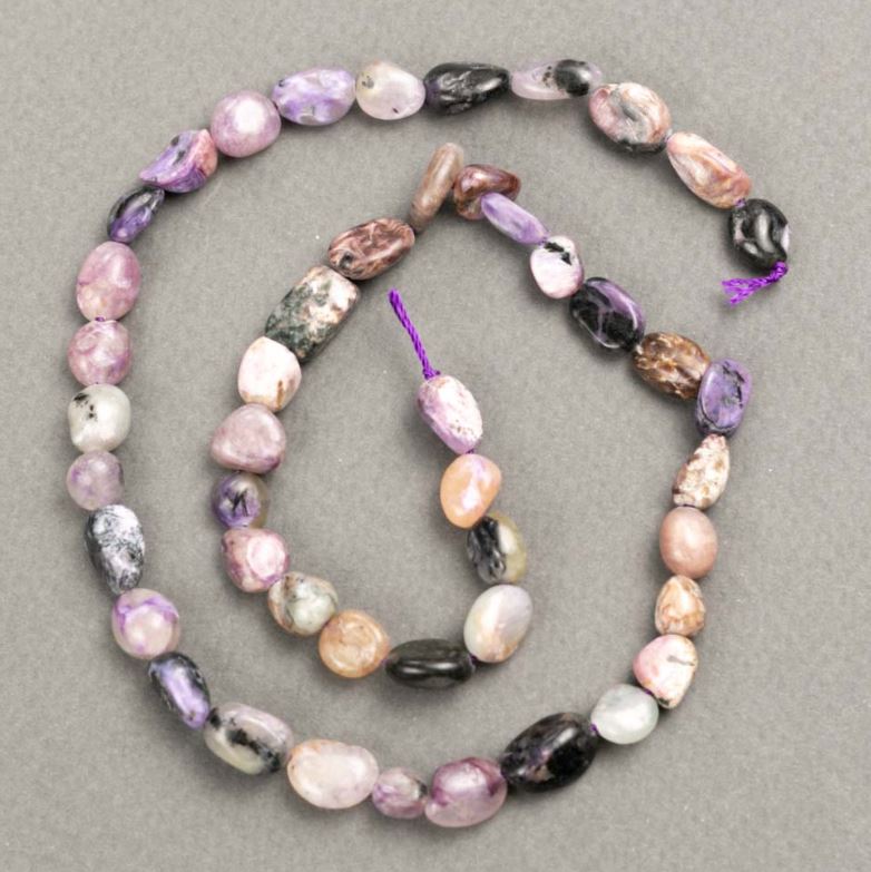 Koraliki z kamienia charoitu, polerowane, średnica 7×9 mm, długość około 41 cm