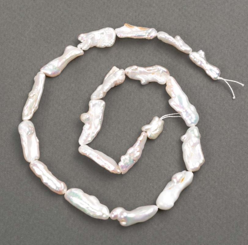 Barokowe perły na nitce o odcieniu «benzynowy», średnica 7–9×10–23 mm, długość 38 cm