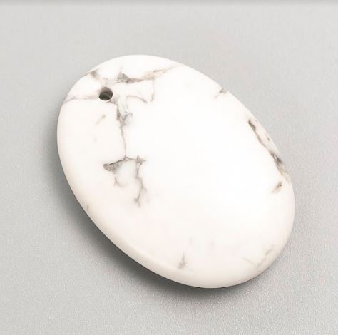 Wisiorek owalny z kaolinitu, średnica 35x25 mm