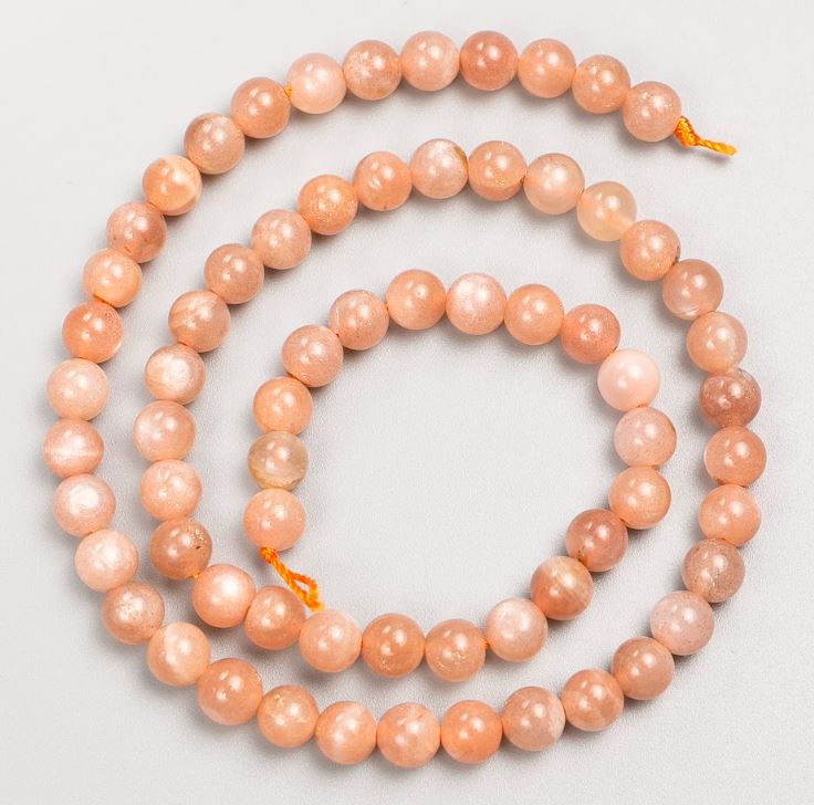 Koraliki z selenitu na nici – gładkie kuleczki o średnicy ok. 6 mm, długość 39 cm