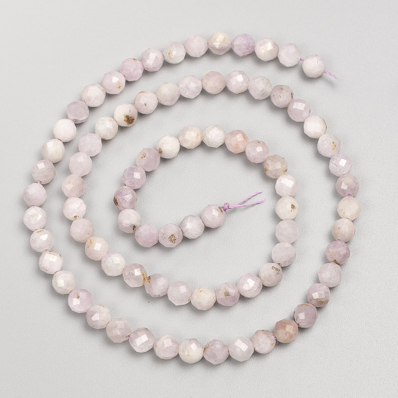 Koraliki z naturalnego kunzytu, fasetowane kuleczki na nici, średnica 4,5–5 mm, długość 38 cm+