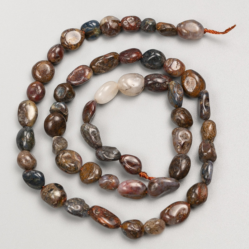 Koraliki pietersytu, wygładzone na nici, średnica 6x8 mm, długość około 40 cm