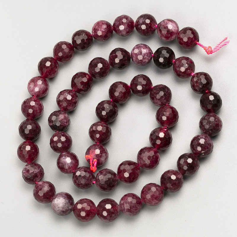 Koraliki z rubelitu turmalinowego, fasetowana kuleczka na nitce, średnica ok. 8 mm, długość 38 cm