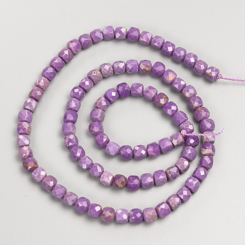 Koraliki fosfosyderytu fasetowane sześciany, na nitce, średnica około 4–5 mm, długość około 38 cm