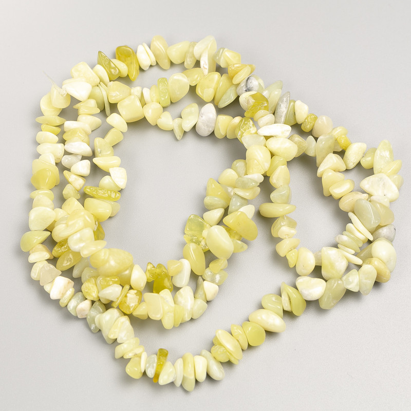 Koraliki z jadeitu – kawałki na długim sznurku, 7–10 × 3–5 mm, długość 80 cm