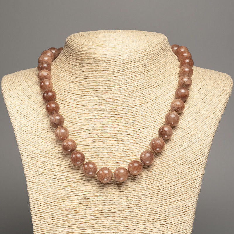 Naszyjnik «Jaspis» z gładkimi kulkami o średnicy ok. 12 mm, długość ok. 50 cm, z białego nefrytu (sztucznie barwiony)