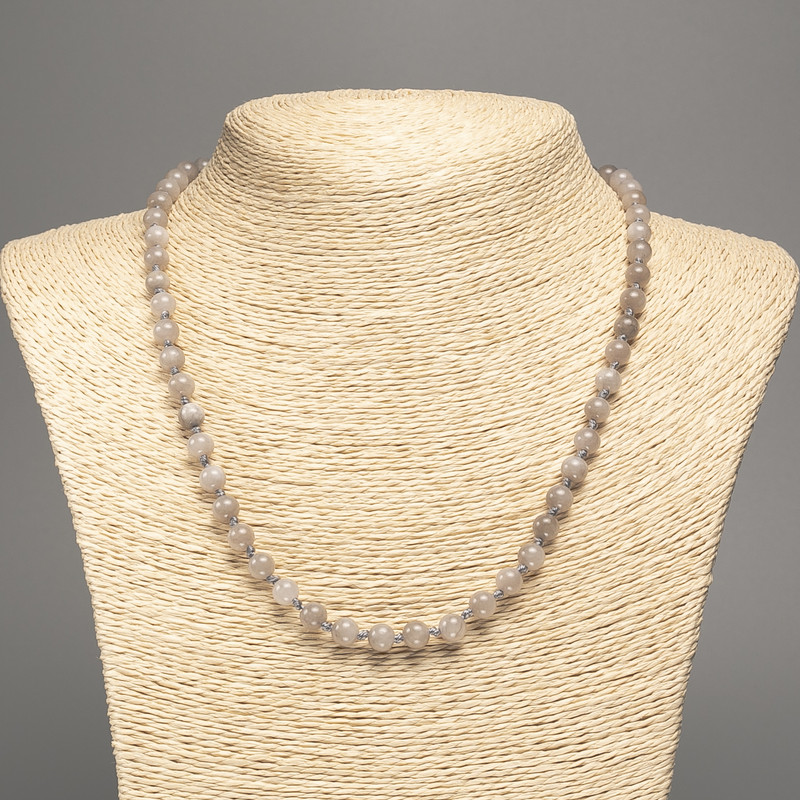 Naszyjnik «labradoryt» gładka kulka, średnica około 6 mm, długość 50 cm, z kamienia biały nefryt (syntetycznie barwiony)