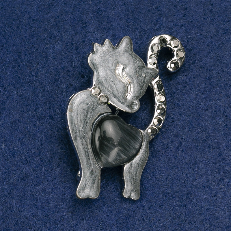 Broszka «Kotek» w szaro-perłowym odcieniu, z czarnymi kryształami, metalem srebrnym 47×28 mm