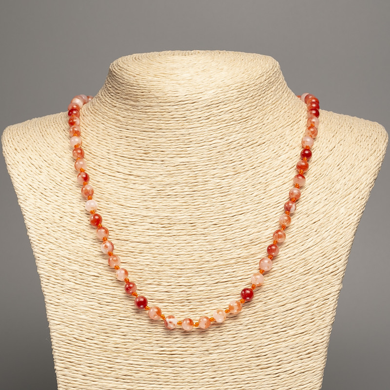 Naszyjnik „Barwy lata” biało-rude, gładkie kulki, średnica 6 mm, długość około 50 cm, z kamienia biały nefryt (syntetycznie barwiony)