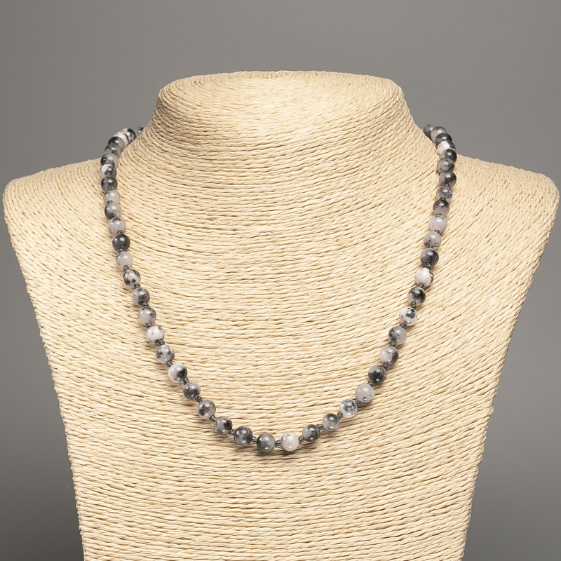 Naszyjnik «Barwy lata» biało-szare gładkie kuleczki, średnica 6 mm+-, długość 50 cm+- z kamienia nefrytu białego (syntetycznie barwiony)