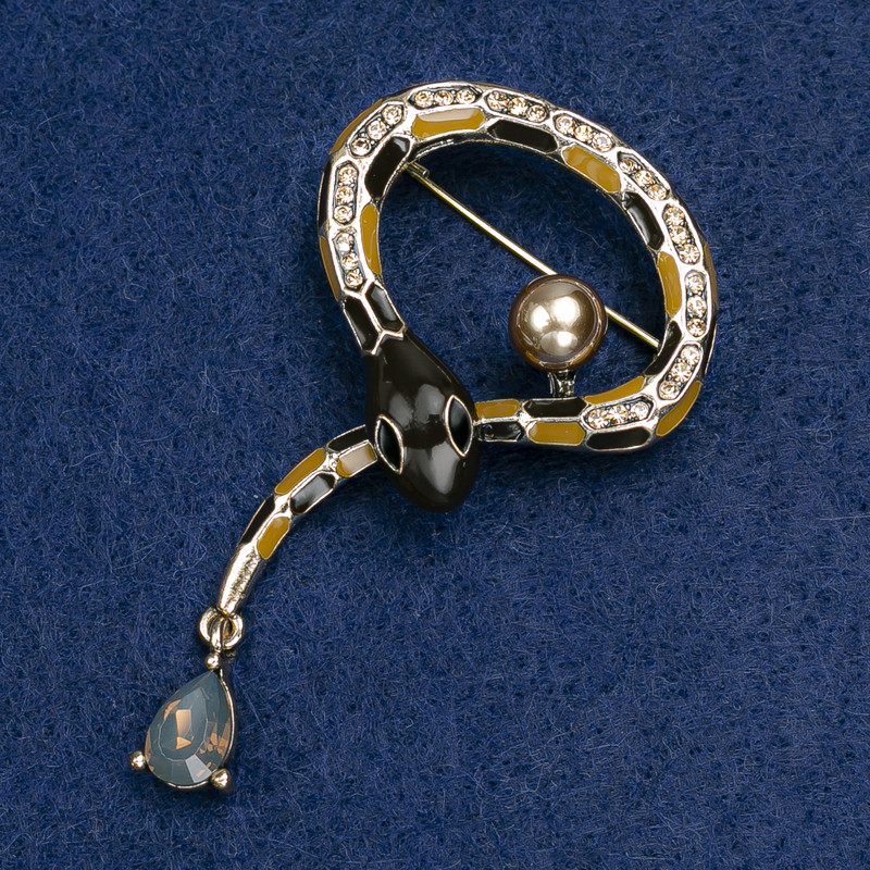 Broszka wąż – czarna i brązowa emalia z kryształem, koralikiem i złoconym metalem, 35×64 mm