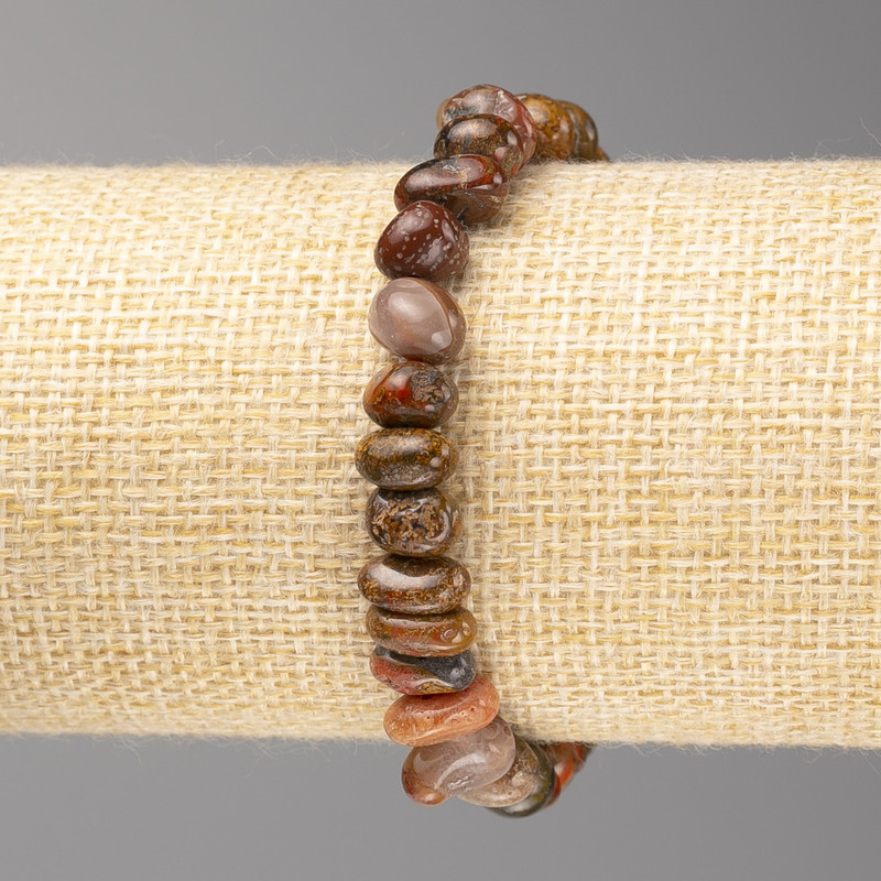 Bransoletka z kamienia jaspisu – fasetowane kuleczki, średnica około 8–10 mm, na elastycznej gumce, długość 18 cm