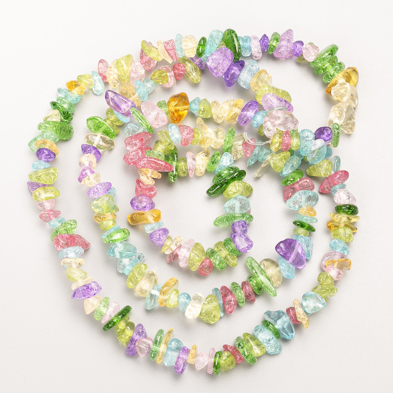 Koraliki z kolorowego szkła w formie drobinek na żyłce, średnica 10×4 mm ±, długość 80 cm ±