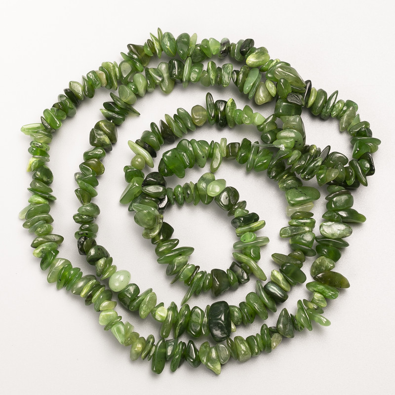 Koraliki z jadeitu, naturalny kamień, drobinki na nici, średnica 9×3 mm, długość 82 cm