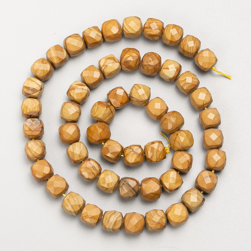 Koraliki z pejzażowego jaspisu, naturalny kamień, fasetowane sześciany na nici, średnica około 7 mm, długość około 39 cm