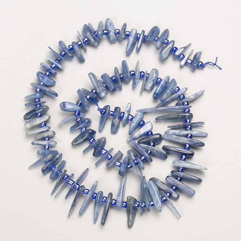 Koraliki z naturalnego kyanitu w formie delikatnej bryłki „Igła” na nici, średnica 28×2–10×2 mm, długość 40 cm ±, z drobnymi koralikami, średnica 3 mm