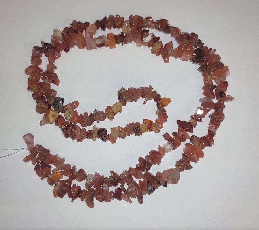 Koraliki karneolu – naturalny kamień, drobinki na nici, średnica 9×4 mm, długość 84 cm +