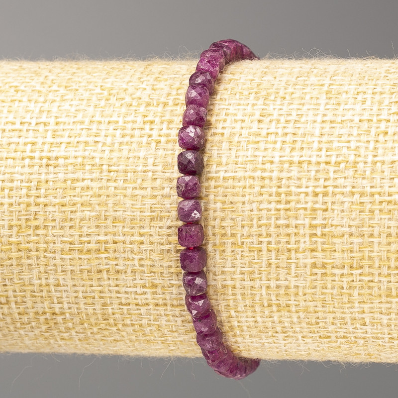 Bransoletka z naturalnego rubinu, fasetowane kostki o średnicy 4 mm, długość 18 cm (elastyczna)