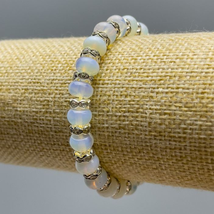 Bransoletka z syntetycznego kamienia księżycowego, gładkie koraliki w kształcie rondeli, średnica 8×5 mm, długość 18 cm (elastyczna), z białymi cyrkoniami