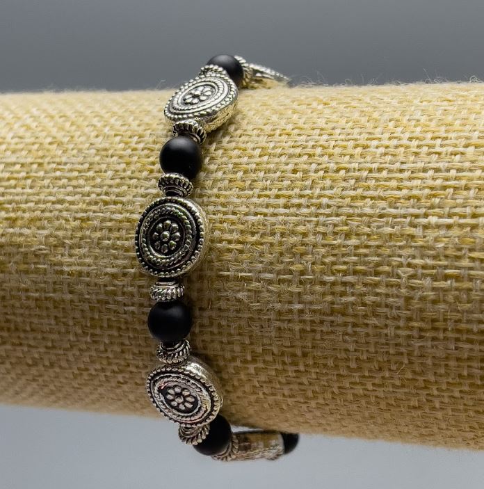 Bransoletka z matowego szungitu (sztuczny) gładka kuleczka, średnica 6 mm ±, długość 18 cm (elastyczna) ze srebrzystymi wstawkami, średnica 11x4 mm