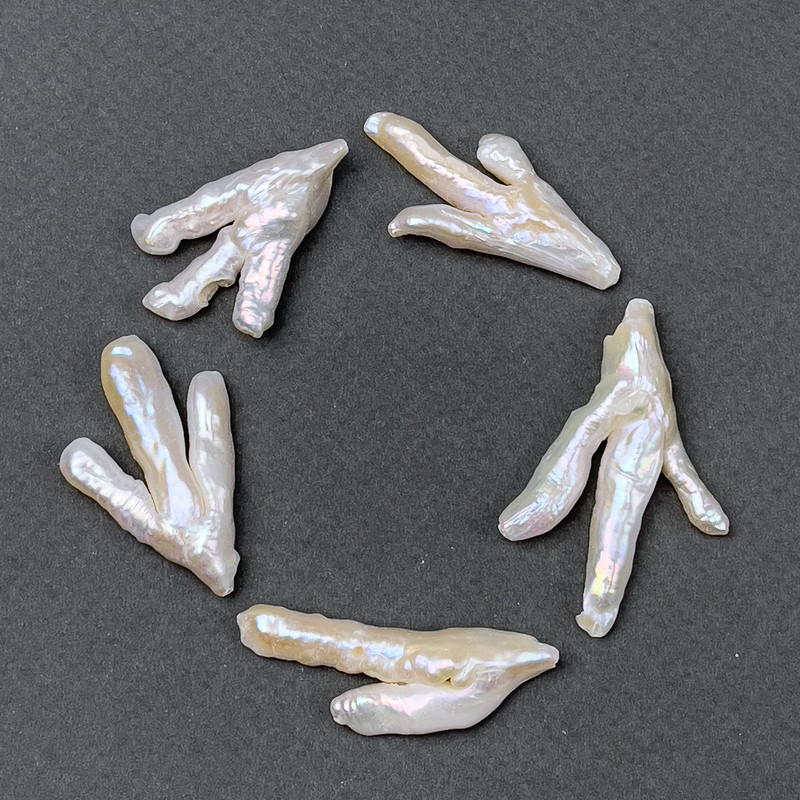 Barokowe perły z odcieniem „benzyna” o średnicy 24×37 mm, z otworem przelotowym, długość 37 cm, szt.