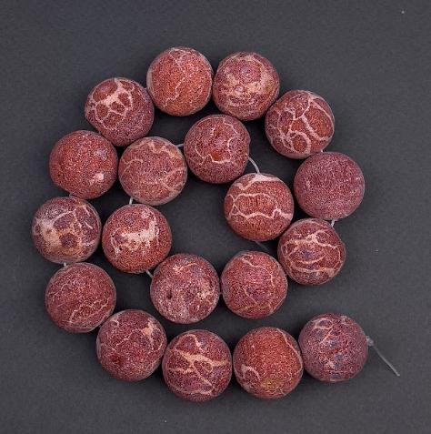 Kulki z gąbczastego korala naturalne, średnica 22 mm, długość 42 cm na żyłce