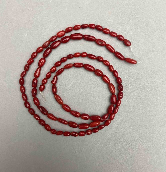 Koral naturalny – ziarenka, średnica 7–11×5–6 mm ±, asortyment rozmiarów, długość 41 cm ± na nici