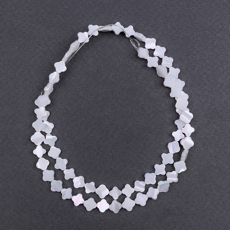 Koraliki z perłowiny w kształcie koniczyny, średnica 6×2 mm, długość ok. 39 cm, na żyłce