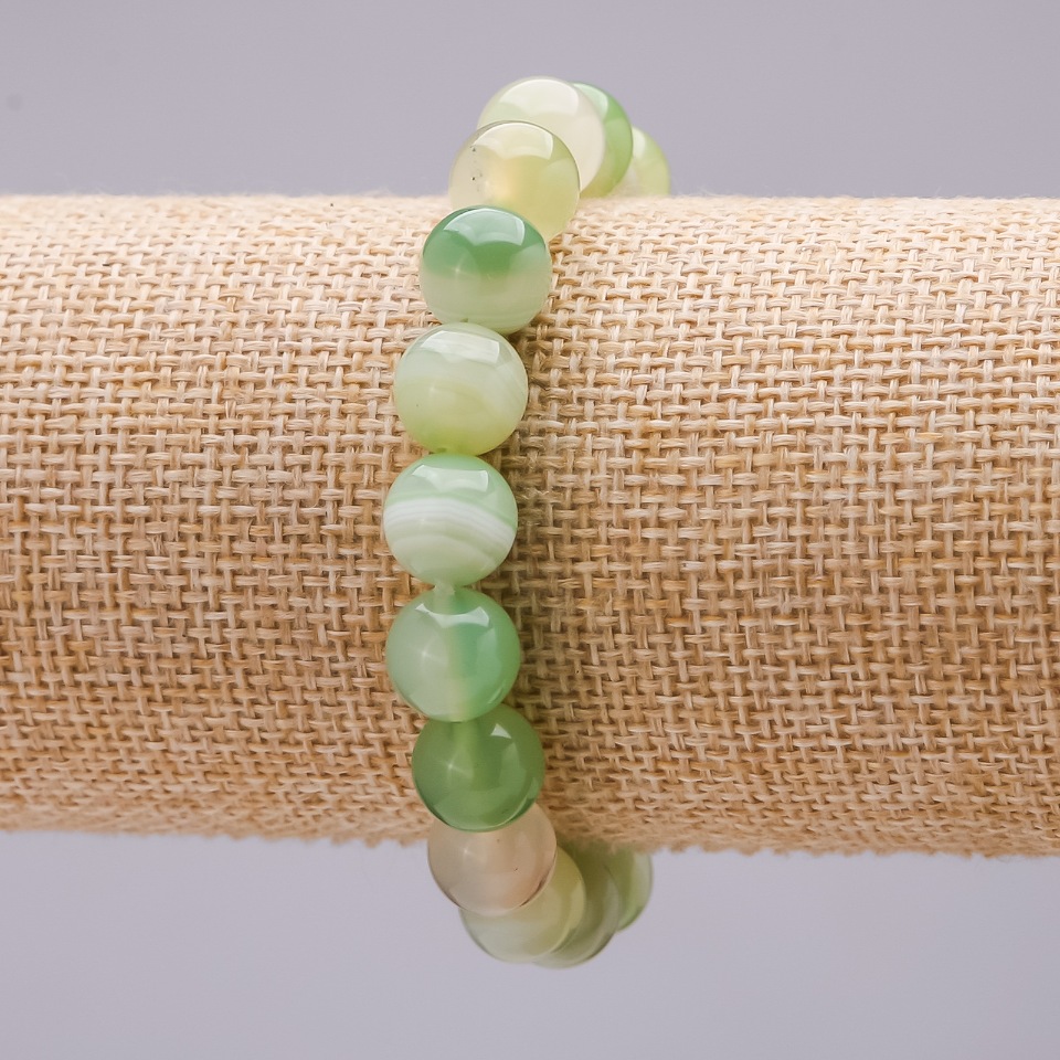 Bransoletka z agatu na elastycznej gumce – gładka kulka 10 mm