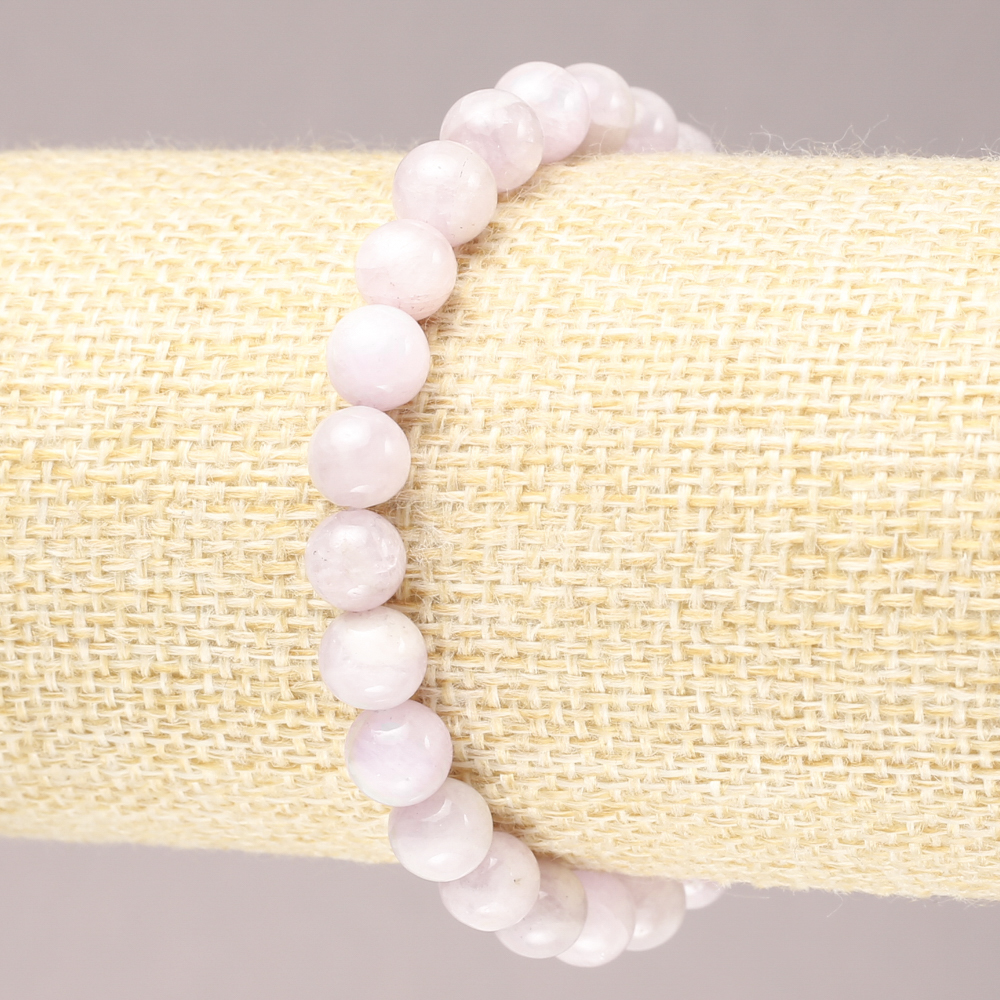 Bransoletka na elastycznej gumce z naturalnego kamienia kunzyt, gładka kulka, średnica 7,5 mm+