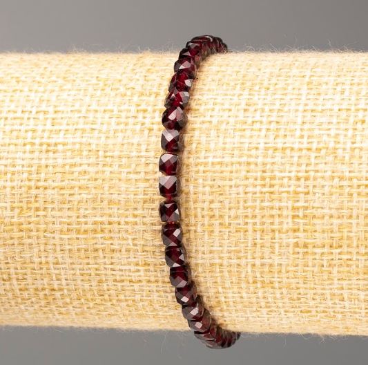 Bransoletka z granatu, naturalny kamień, fasetowane sześcienne koraliki, średnica 4 mm, długość 18 cm (na elastycznej gumce)