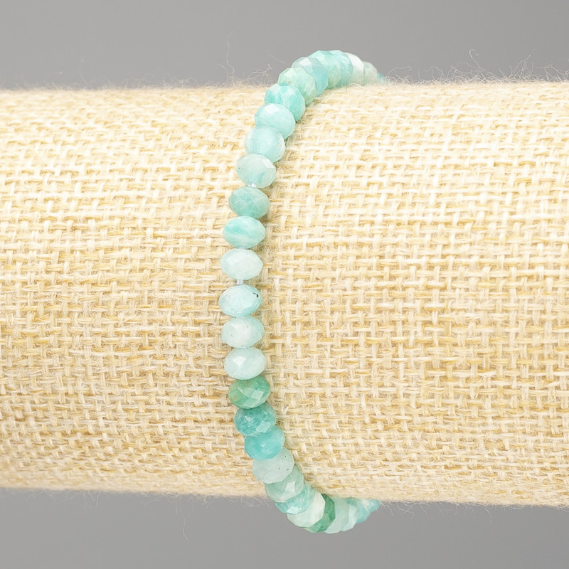 Bransoletka z amazonitu fasetowanego w kształcie rondla, na nici elastycznej, koraliki o wymiarach ok. 5×3,5 mm, długość 18 cm (rozciągliwa)