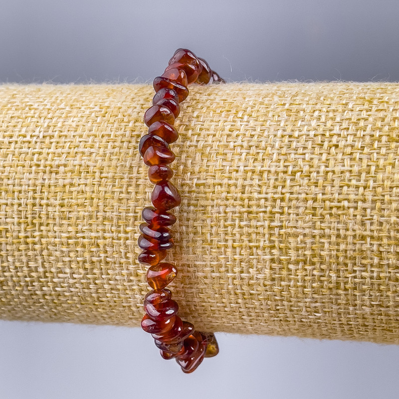 Bransoletka z granatu gessonitu, naturalny kamień, drobne kawałki, średnica 6×3 mm, długość 18 cm (rozciągana)