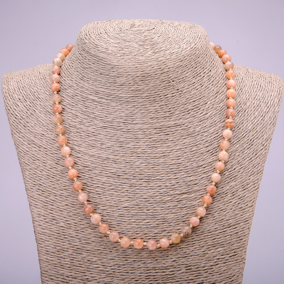 Naszyjnik z naturalnego kamienia selenitu — gładkie kuleczki, średnica ok. 6 mm, długość 48 cm