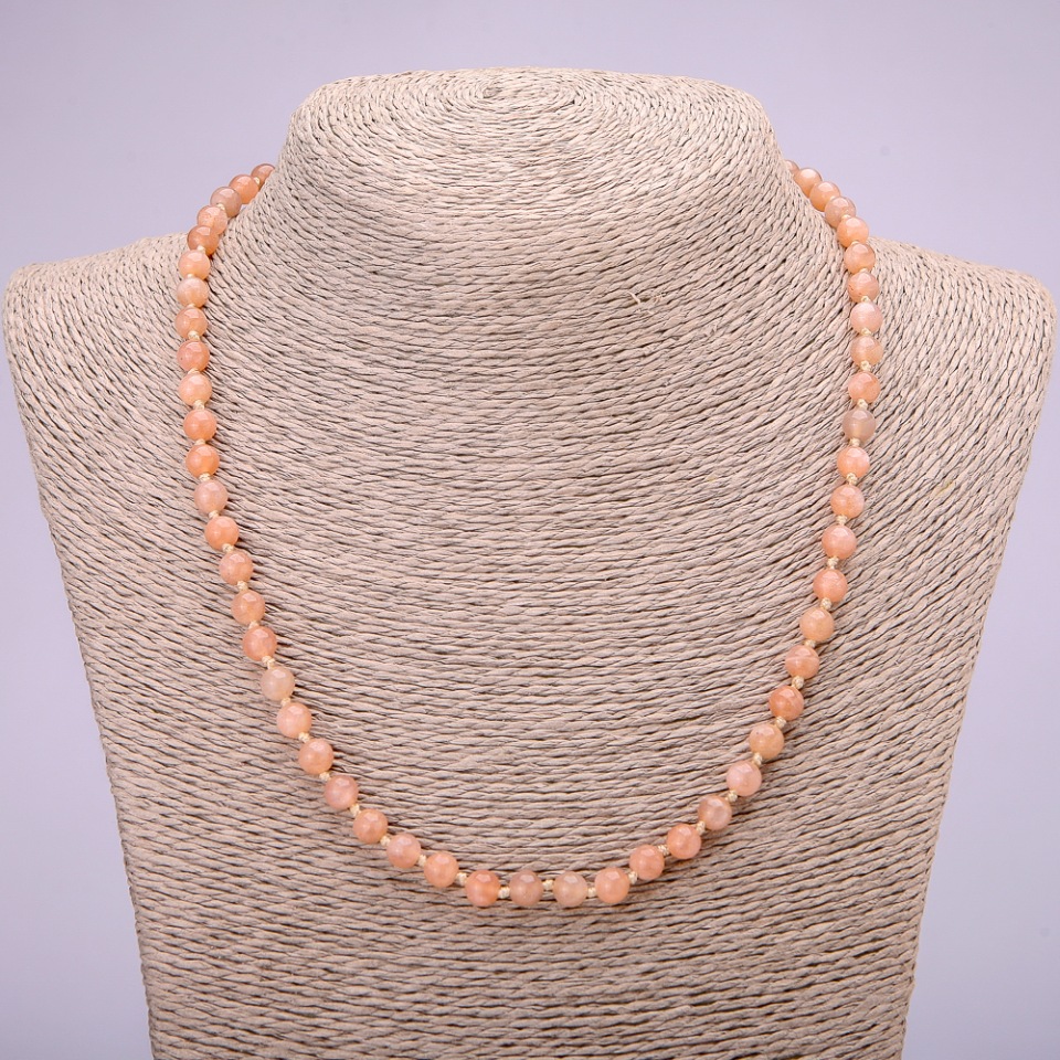 Naszyjnik z naturalnego selenitu, gładkie kulki, średnica około 6 mm, długość 48 cm