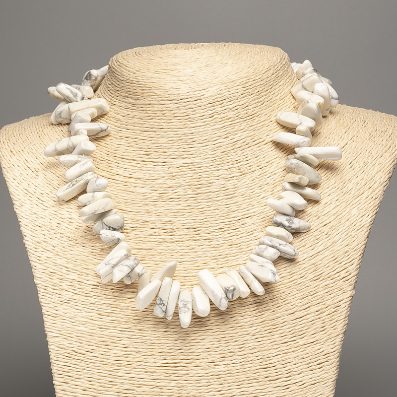 Naszyjnik z naturalnego kamienia howlit – drobinki w kształcie igieł, średnica 20×8 mm, długość 48 cm +