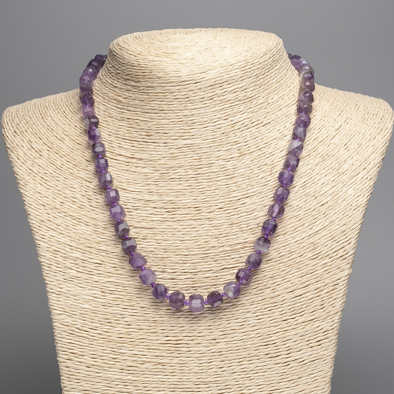 Naszyjnik z naturalnego kamienia ametystowego, fasetowany sześcian, średnica ok. 7 mm, długość 50 cm