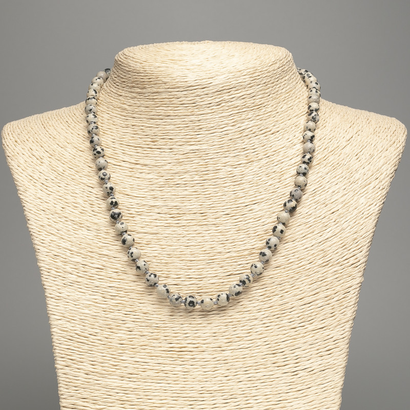 Naszyjnik z jaspisu dalmatyńskiego (akryl sztuczny) gładka kulka, średnica 6 mm +/-; długość 48 cm