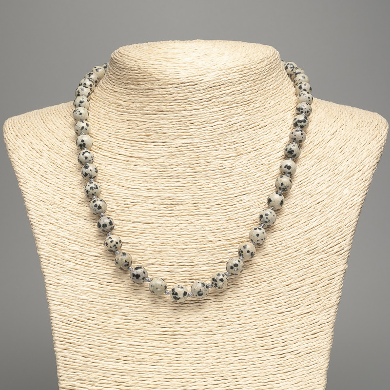 Naszyjnik z jaspisu dalmatyńskiego (sztuczny akryl) gładkie kulki, średnica 8,5 mm, długość 50 cm.