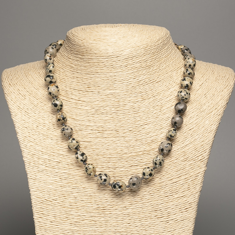 Naszyjnik z jaspisu dalmatyńskiego, okrągłe fasetowanie, średnica 10×11 mm, długość 48 cm +