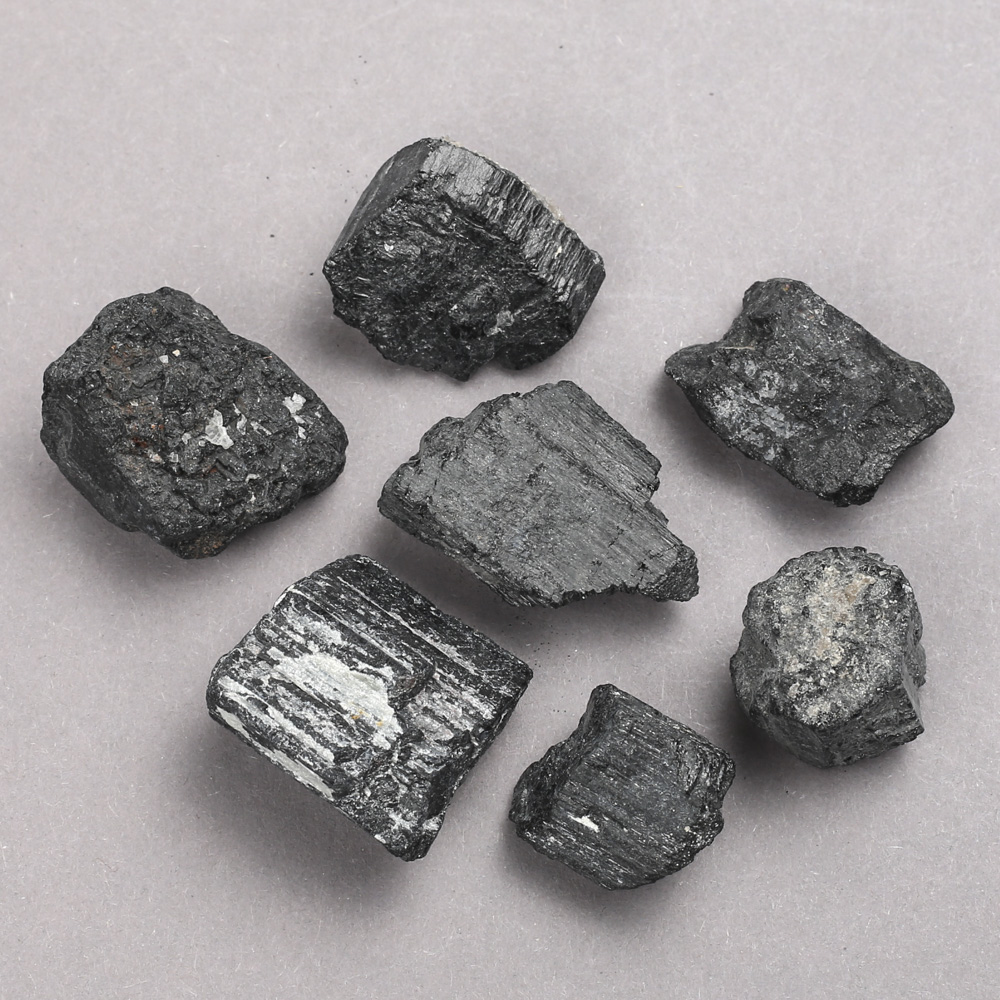 Pamiątkowy nieobrobiony kamień Turmalin Sherl (cena za 100 g) (za 100 g)