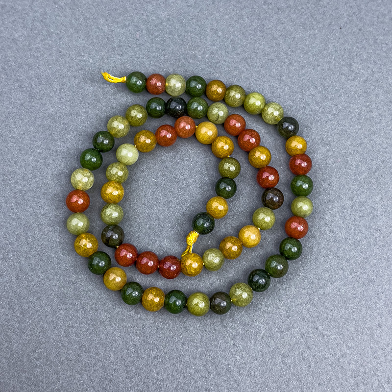 Koraliki z asortymentu naturalnego kamienia — gładkie kuleczki, średnica 6 mm ±, na nici, długość 39 cm+