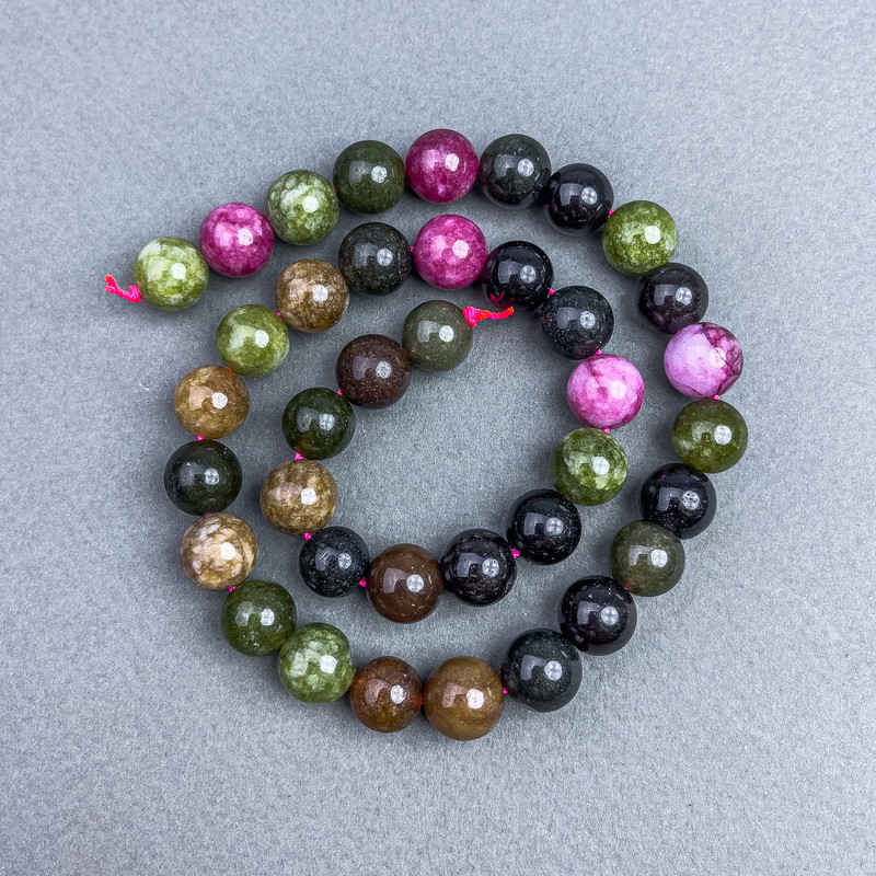 Koraliki z naturalnego turmalinu, gładkie kule, średnica 10,5 mm, na nici, długość około 37 cm